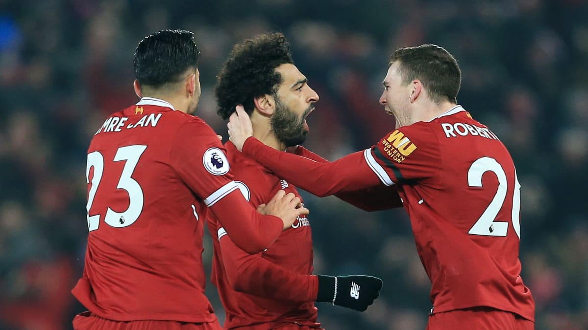 Liverpoolin pelaajat juhlivat Mohamed Salahin maalia.