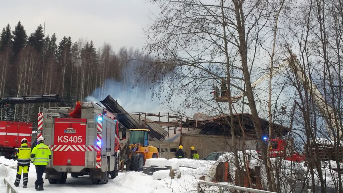 Kiviveistämön halli tuhoutui tulipalossa Korpilahdella Jyväskylässä | Yle  Uutiset