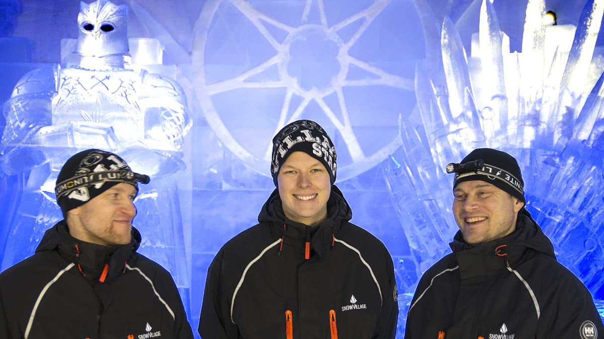 Lainion Snow Village-lumihotellin tekninen johtaja Tomi Kurtakko, tuotantopäällikkö Janne Posio ja kehitysjohtaja Rami Kurtakko