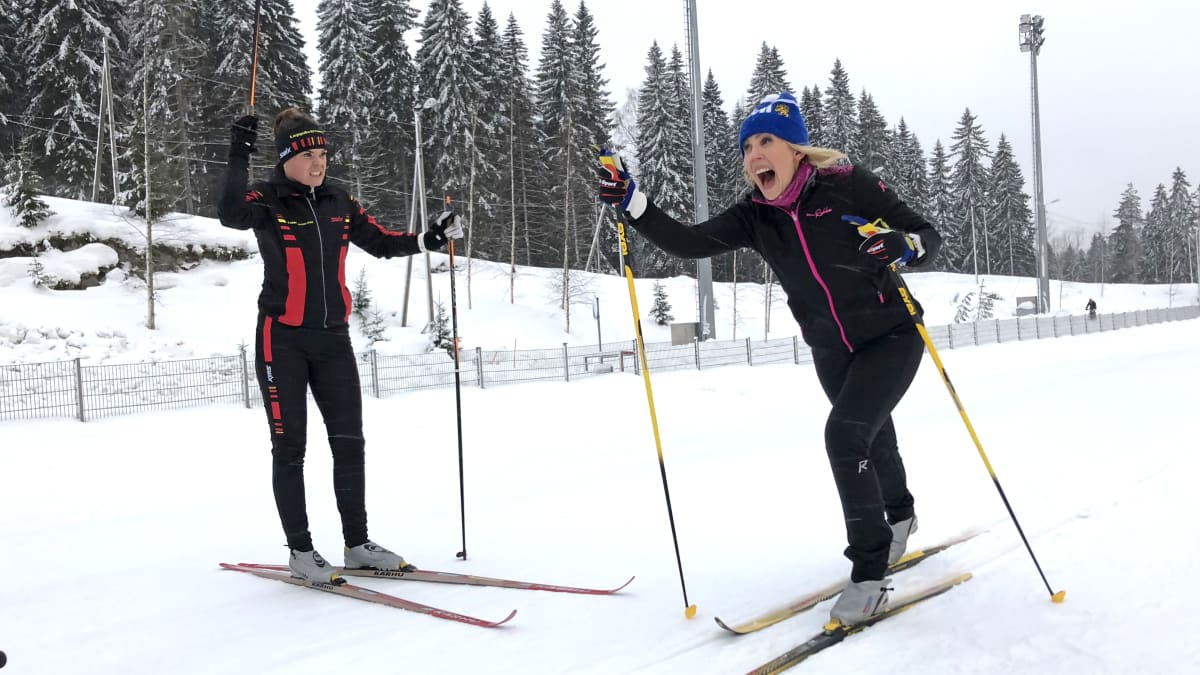 Vasemmalla hiihtäjä Reetta Nenonen Leppävirran Viristä ja oikealla Ylen toimittaja Maija Ilmoniemi hiihtämässä.