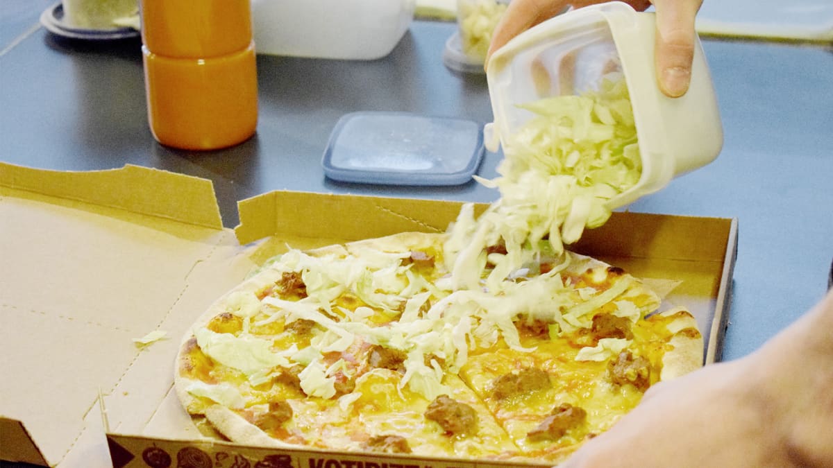 Kotipizzan Härkis burgerpizza sisältää pizzapohjan, tomaattikastiketta, vegaanista juustoa, härkäpapuvalmistetta, salaattia ja vegaani long island -kastiketta. Kuvattu Kotipizzassa Mikkelin keskustassa.