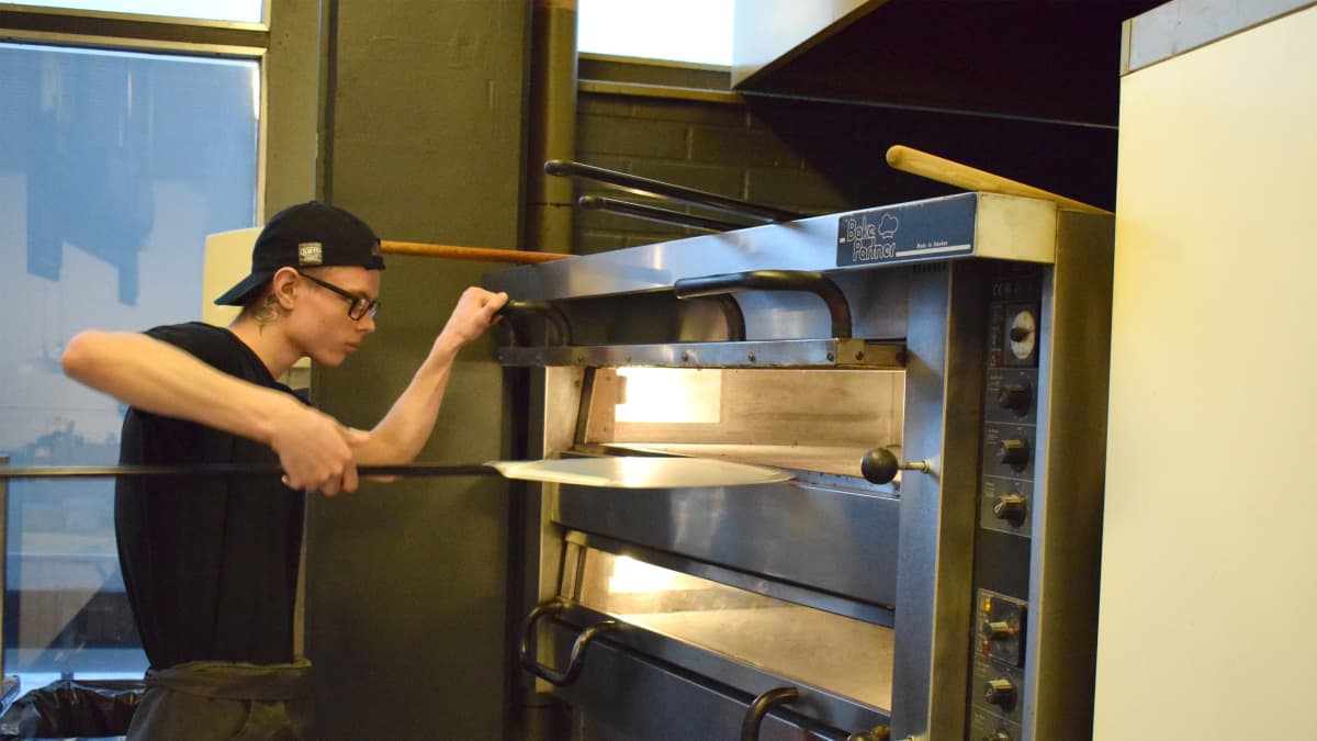 Kotipizzan Härkis-burgerpizza sisältää pizzapohjan, tomaattikastiketta, vegaanista juustoa, härkäpapuvalmistetta, salaattia ja vegaani long island -kastiketta. Kuvattu Kotipizzassa Mikkelin keskustassa.
