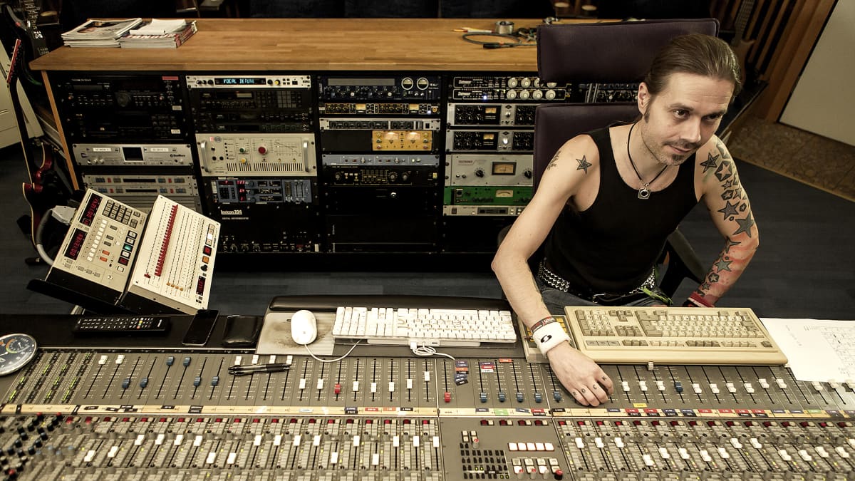 Anssi Kippo miksaa analogisella äänipöydällä Astia-studiolla.