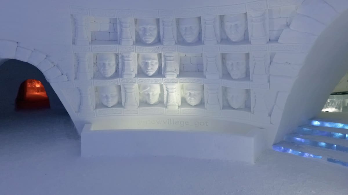 Kasvojen galleria Hall of Faces Snow Villagessa