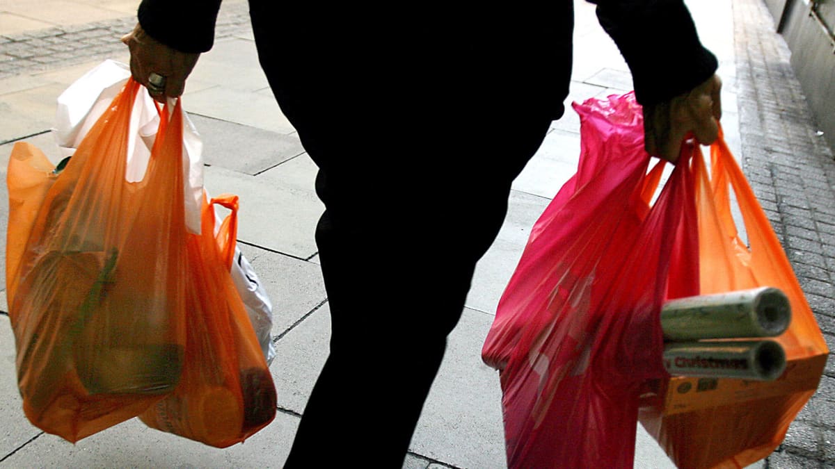 Englannissa kauppojen muovikasseista tehtiin viiden pennyn hintaisia vuonna 2015, mikä sai kulutuksen roimaan laskuun.