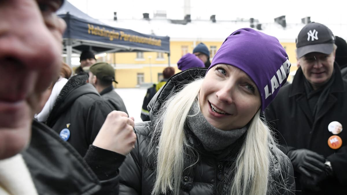 Laura Huhtasaari kampanjoi Narinkkatorilla Helsingissä.