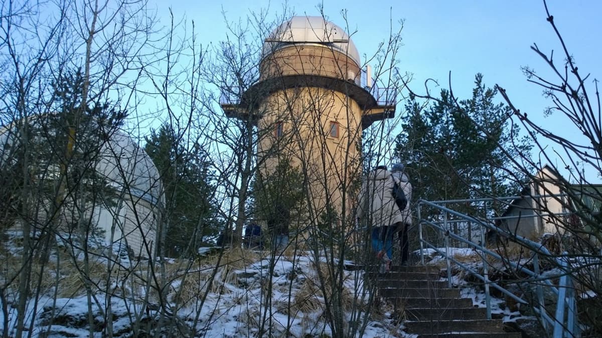 Tuorlan havaintotornit kaukoputkineen säilyvät Kaarinan Piikkiössä tähtitieteilijöiden muuttaessa Turkuun.