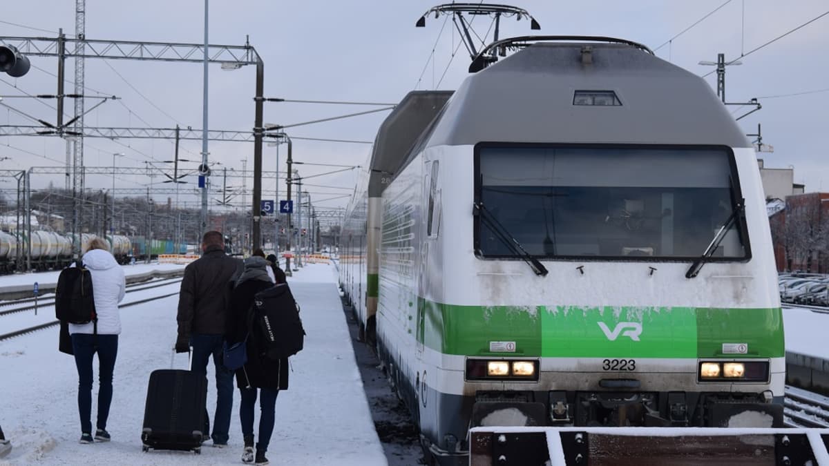 Matkustajia nousemassa Helsingin-junaan Turun päärautatieasemalla.