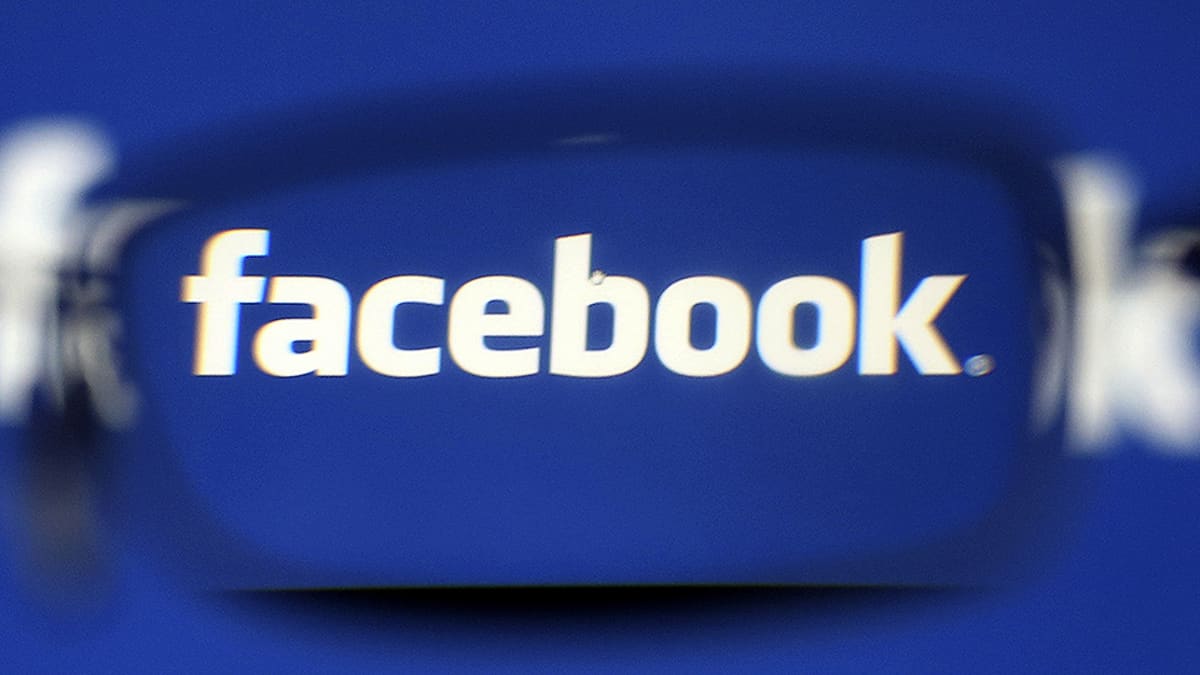 Facebookin logo kuvattuna linssin läpi.