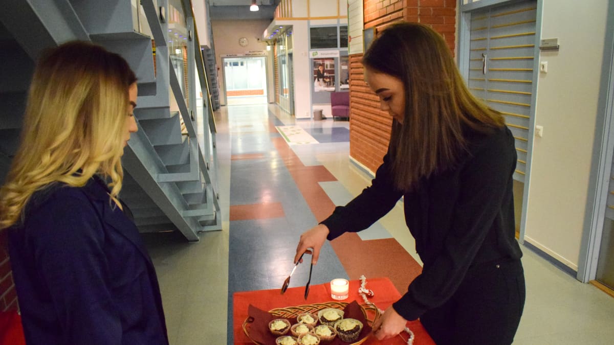 Etelä-Savon ammattiopiston merkonomiopiskelijat Henna Kamppi ja Vilma Leinonen ja leivonnaisia.