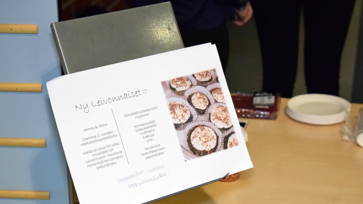 Etelä-Savon ammattiopiston merkonomiopiskelijoiden Henna Kampin ja Vilma Leinosen leivonnaismainos.