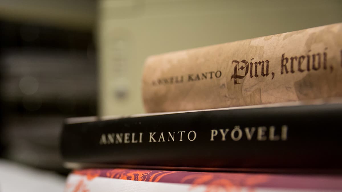 Anneli Kanto, kirjailijat, Suomen sisällissota , Punakaarti, Veriruusut