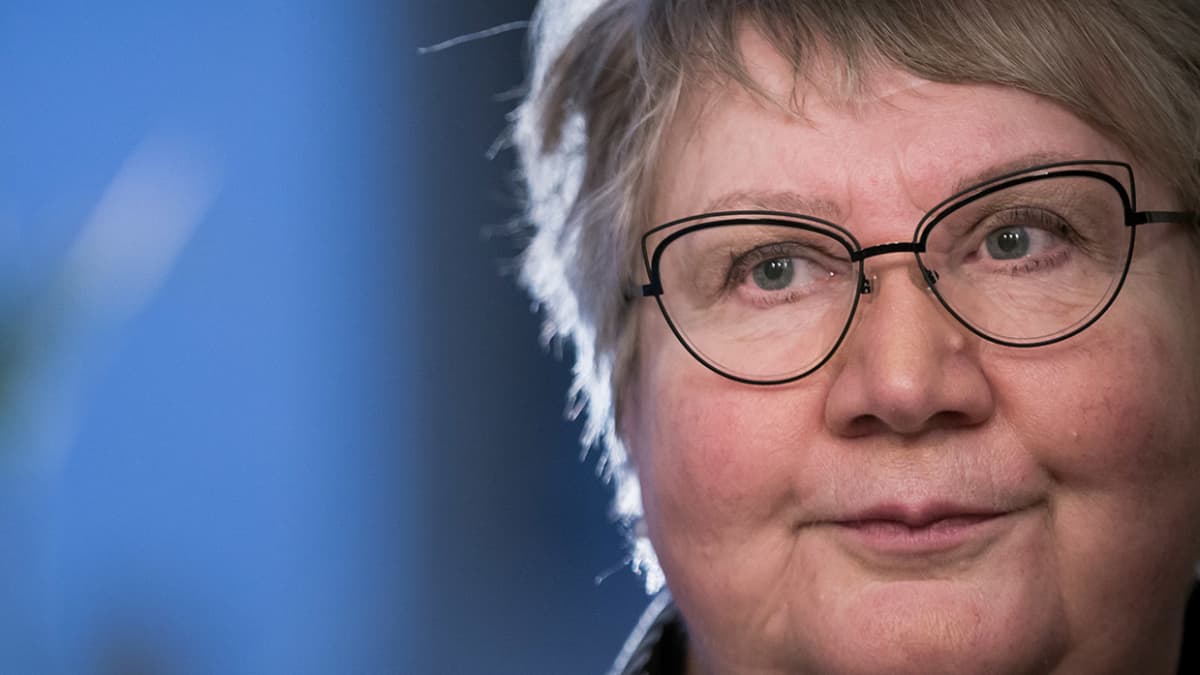 Anneli Kanto, kirjailijat, Suomen sisällissota , Punakaarti, Veriruusut