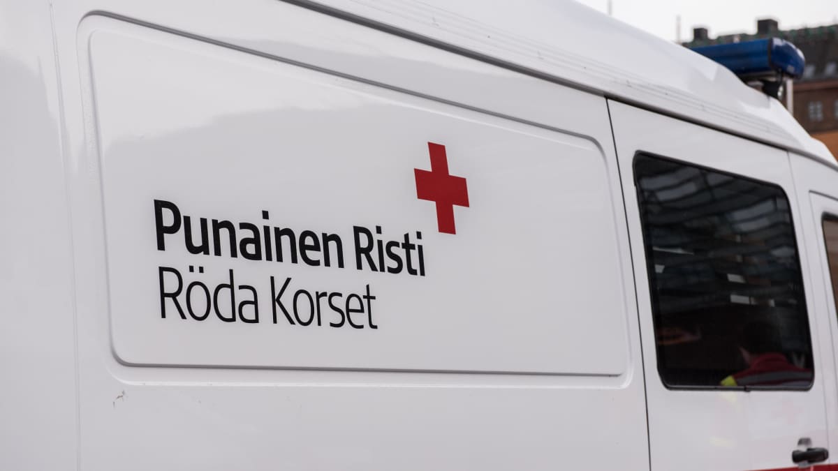 Suomen Punaisen Ristin pakettiauto.