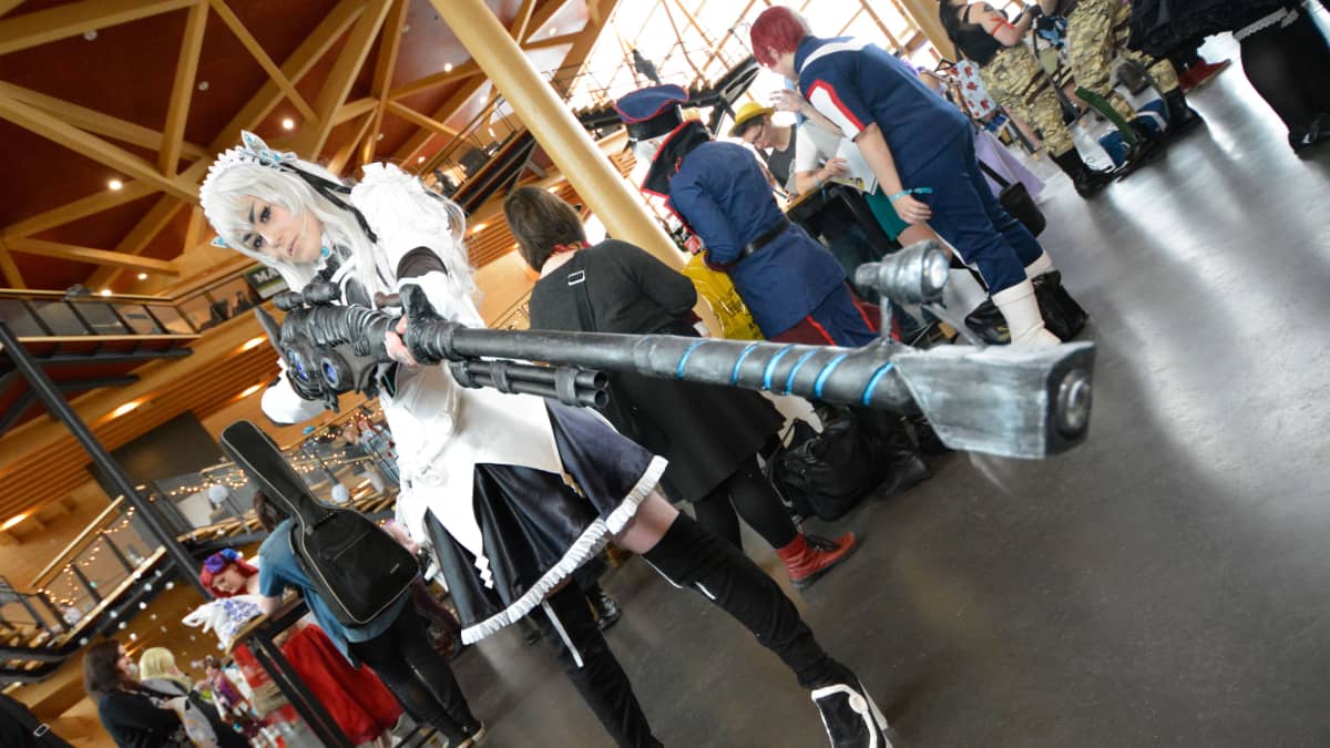 Vonne Aalto kantaa pitkäpiippuista pyssyä Hitsugi no Chaika -animesarjan päähenkilöksi pukeutuneena.