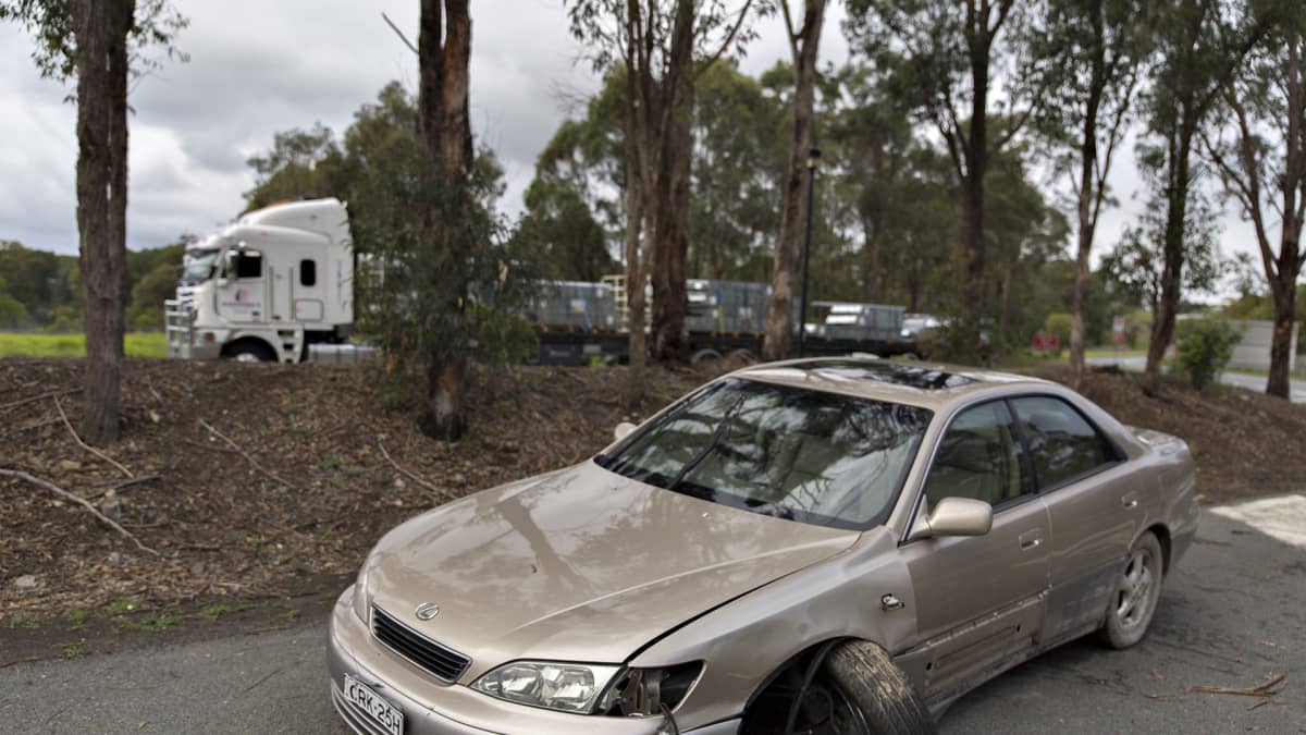 Romuttunut auto levähdyspaikalla Australiassa Uuden Etelä-Walesin osavaltiossa.