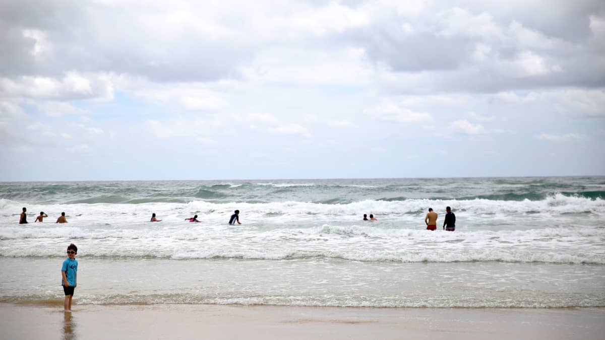 Kuvassa ihmisiä vedessä Australian Gold Coastilla.
