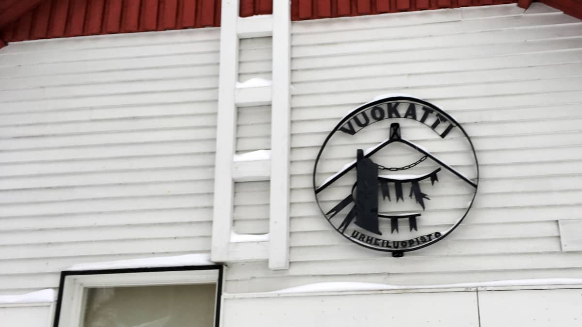 Kyltti Vuokatin urheiluopiston seinällä.
