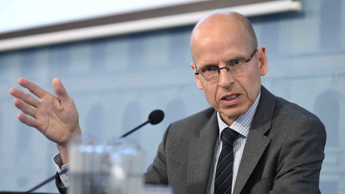 Valtiosihteeri Martti Hetemäki tiedotustilaisuudessa työllisyysryhmän raportista.