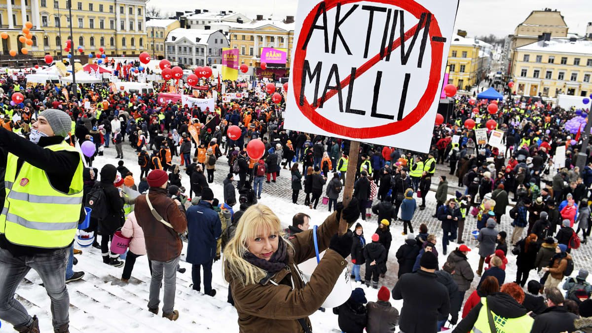 Aktiivimalli-mielenilmaus Senaatintorilla.