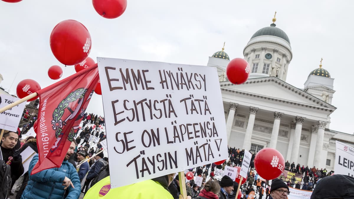 Aktiivimallin vastainen mielenosoitus Helsingin senaatintorilla.