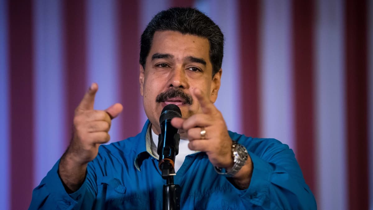 Venezuelan presidentti Nicolas Maduro puhuu ja elehtii käsien avulla.