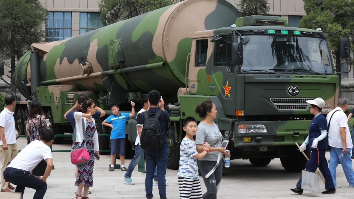 Pitkän matkan ydinohjus DF-31 oli kesällä 2017 näytillä Kiinan sotamuseossa.