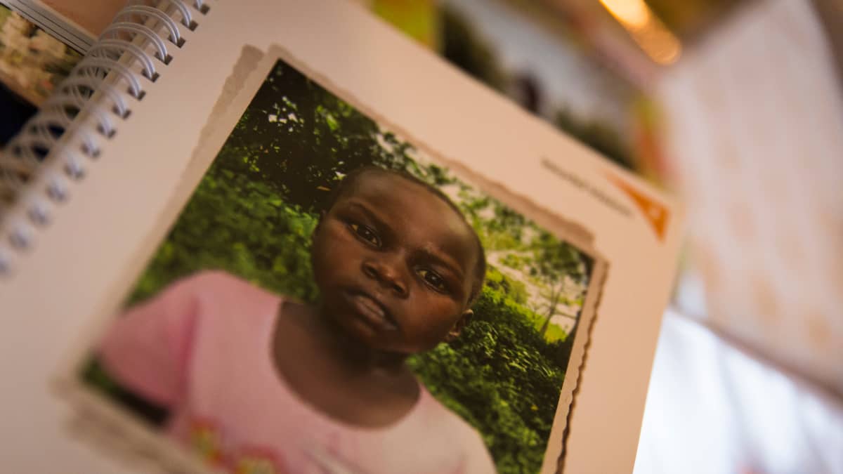 Ugandalainen Agnes oli vain viisivuotias, kun Nina Nieminen ryhtyi hänen kummikseen.
