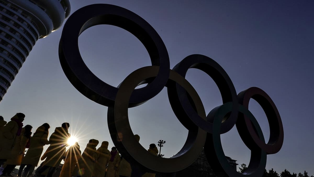 Ihmiset kuvasivat olympiarenkaita Etelä-Korean Gangneungissa 4. helmikuuta.