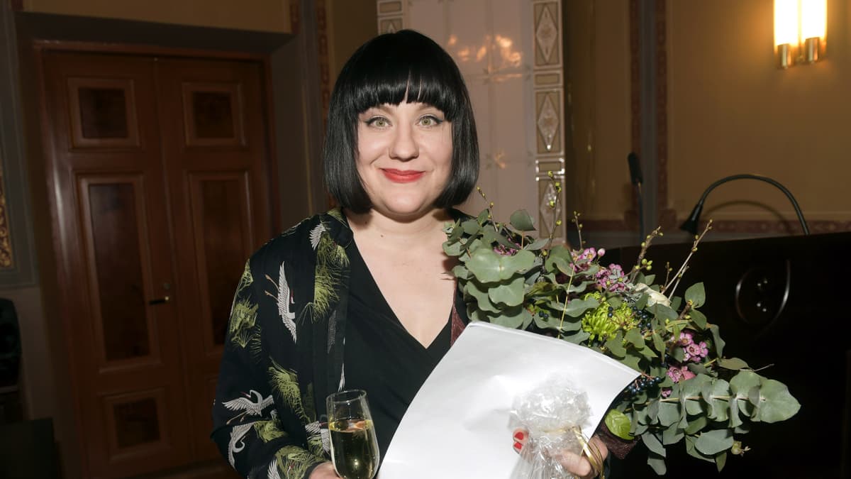 Kirjailija Marjo Niemi vastaanotti Runeberg-kirjallisuuspalkinnon romaanistaan Kaikkien menetysten äiti Porvoossa 5. helmikuuta