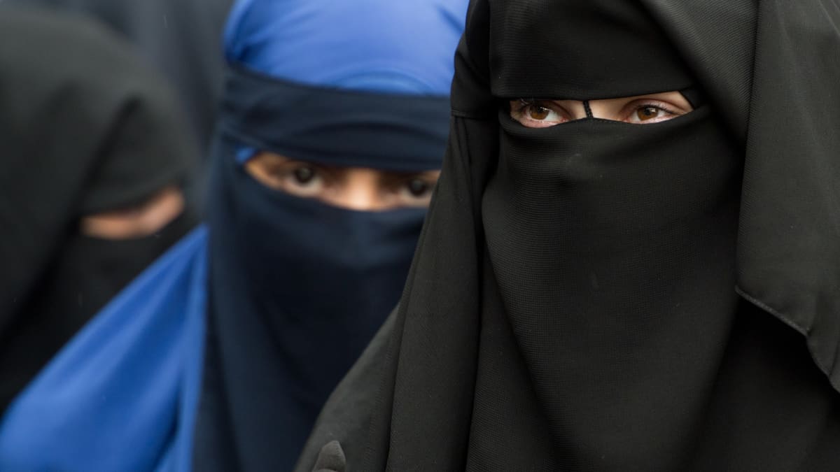 Niqabiin pukeutuneita naisia Saksassa.