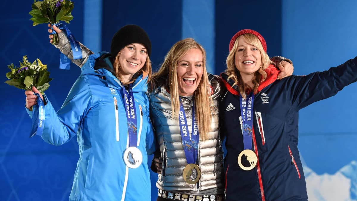 Sotshin olympialaisten naisten slopestylen mitalikolmikko: Enni Rukajärvi, Jamie Anderson ja Jenny Jones.