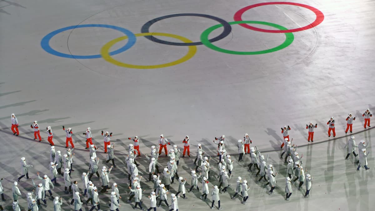 Venäläiset urheilijat marrssivat Pyeongchangin talviolympialaisten avajaisjuhlissa.