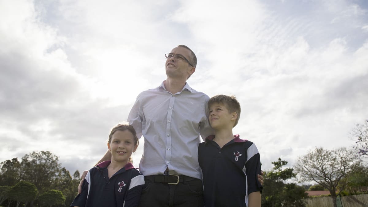Isä ja kaksi lasta jalkapallokentällä Gapin kaupunginosassa Brisbanessa Australiassa.