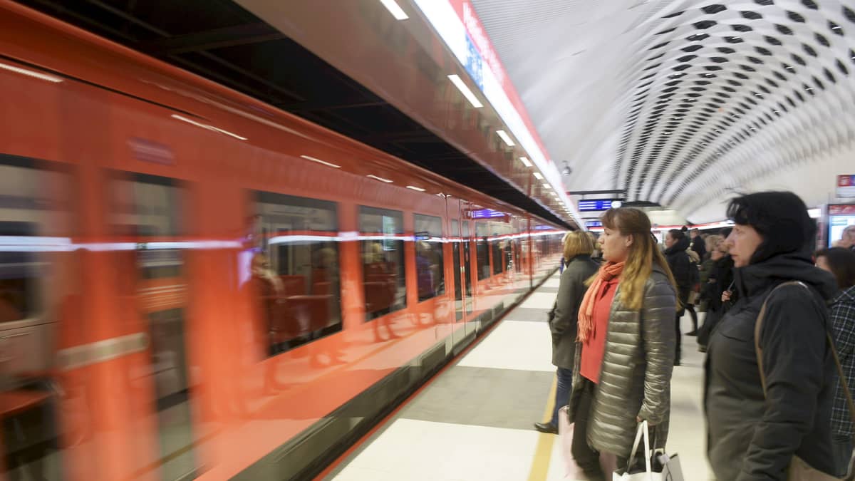 Matkustajia Matinkylän metroasemalla Espoossa.