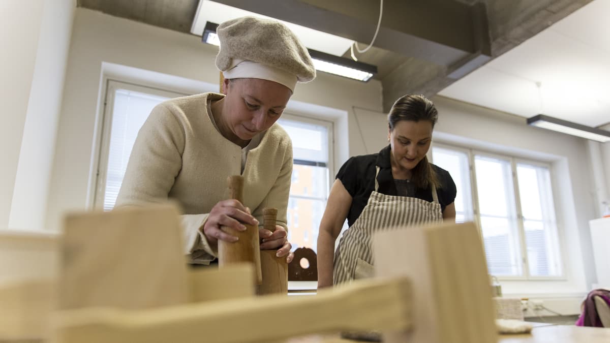 Paula Hohti ja Jane Malcolm-Davis valmistavat renesanssilakkeja.