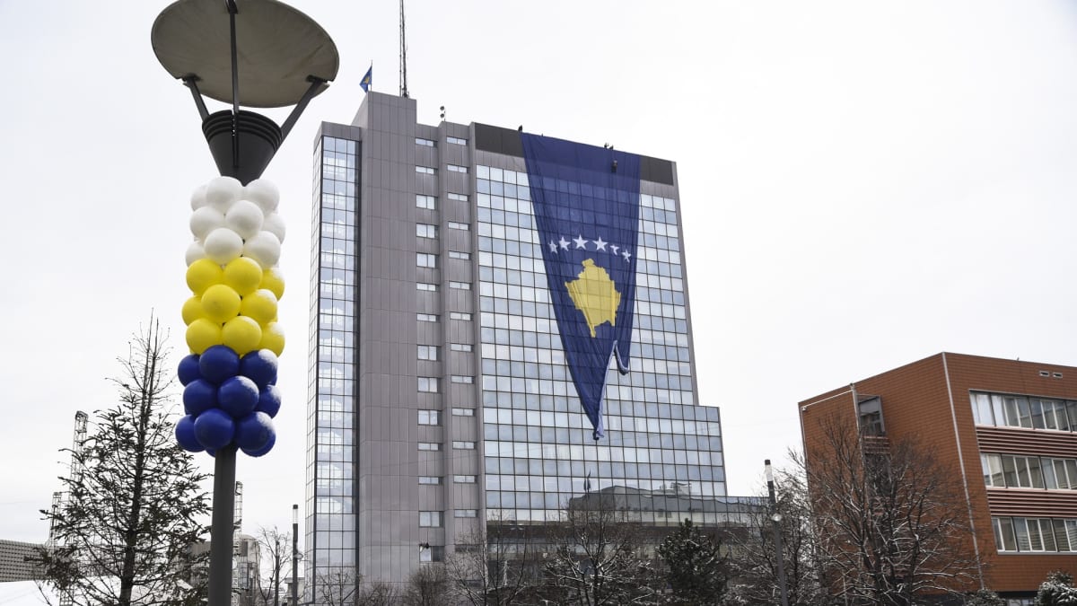 Isoa Kosovon lippua ripustetaan juhlistamaan maan kansallispäivää. Pylväissä on ilmapalloja.