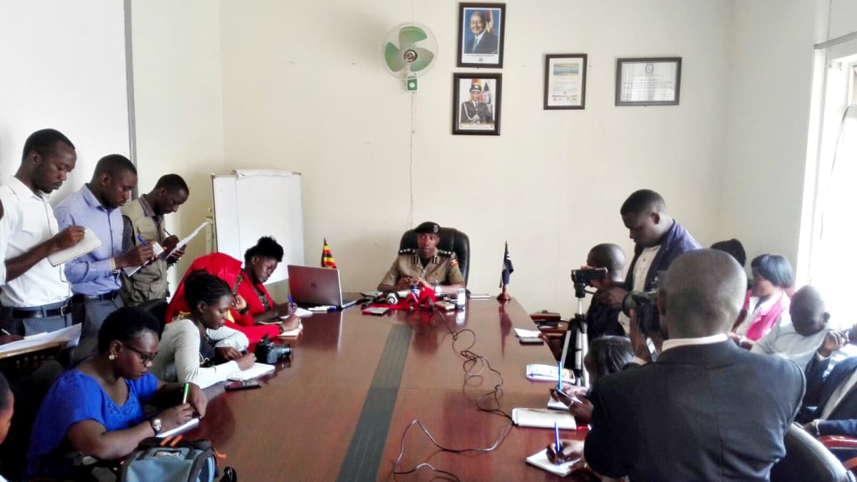 Ugandan poliisin tiedottaja Emilian Kayima tiedotustilaisuudessa Kampalassa 19. helmikuuta.