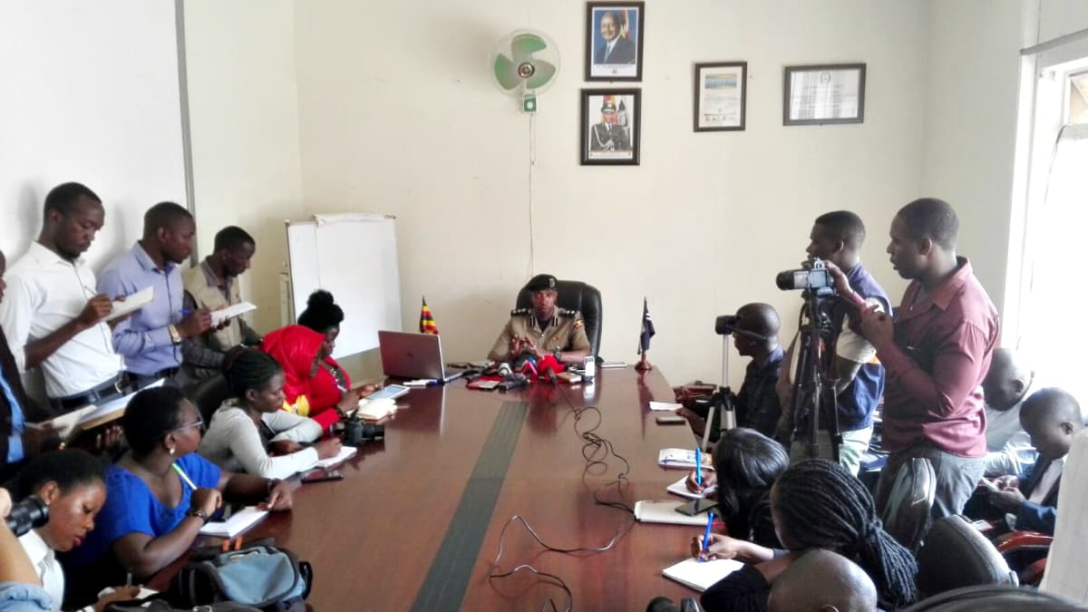 Ugandan poliisin tiedottaja Emilian Kayima tiedotustilaisuudessa Kampalassa 19. helmikuuta.