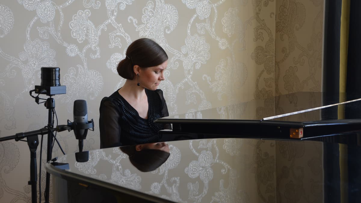 Maria Männikkö soittaa pianoa
