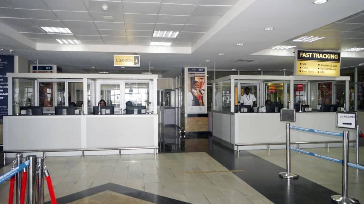 Entebben lentokentän maahantuloaula Ugandassa.