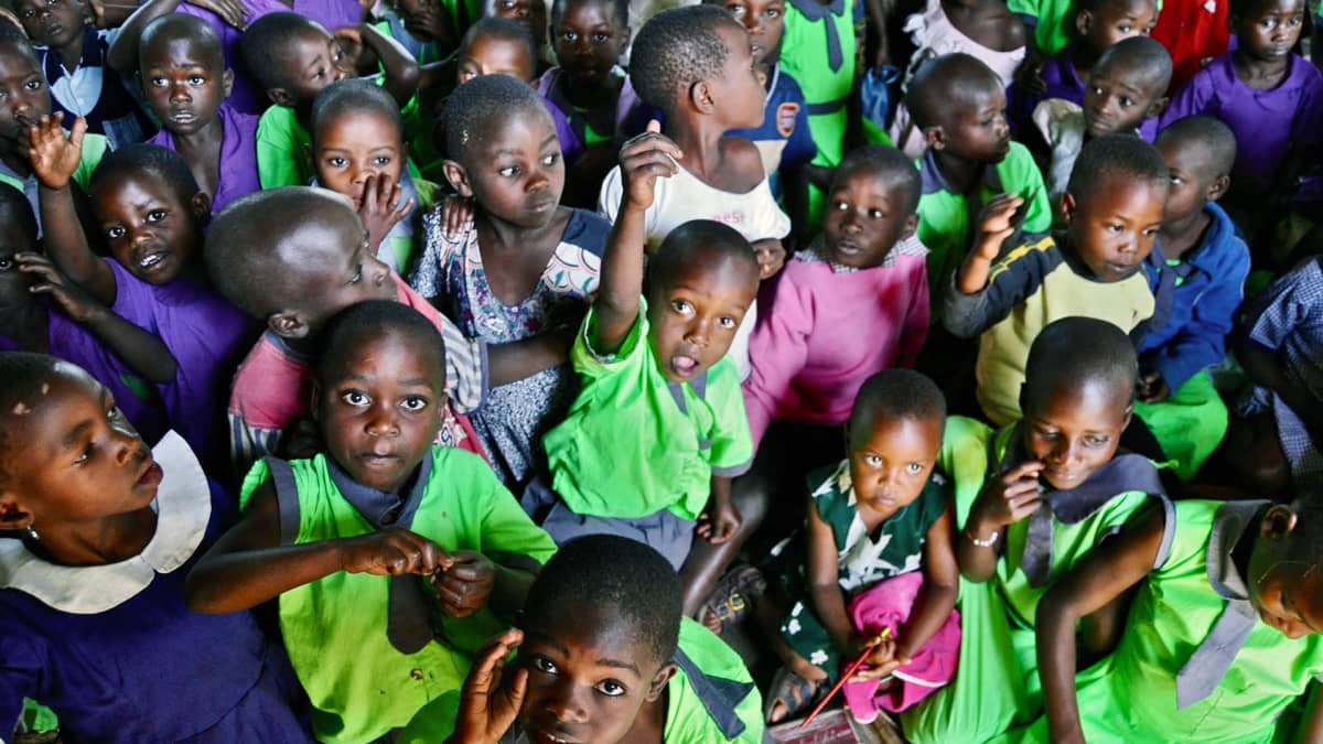 Lapsia ugandalaisella Kataran ala-asteella.