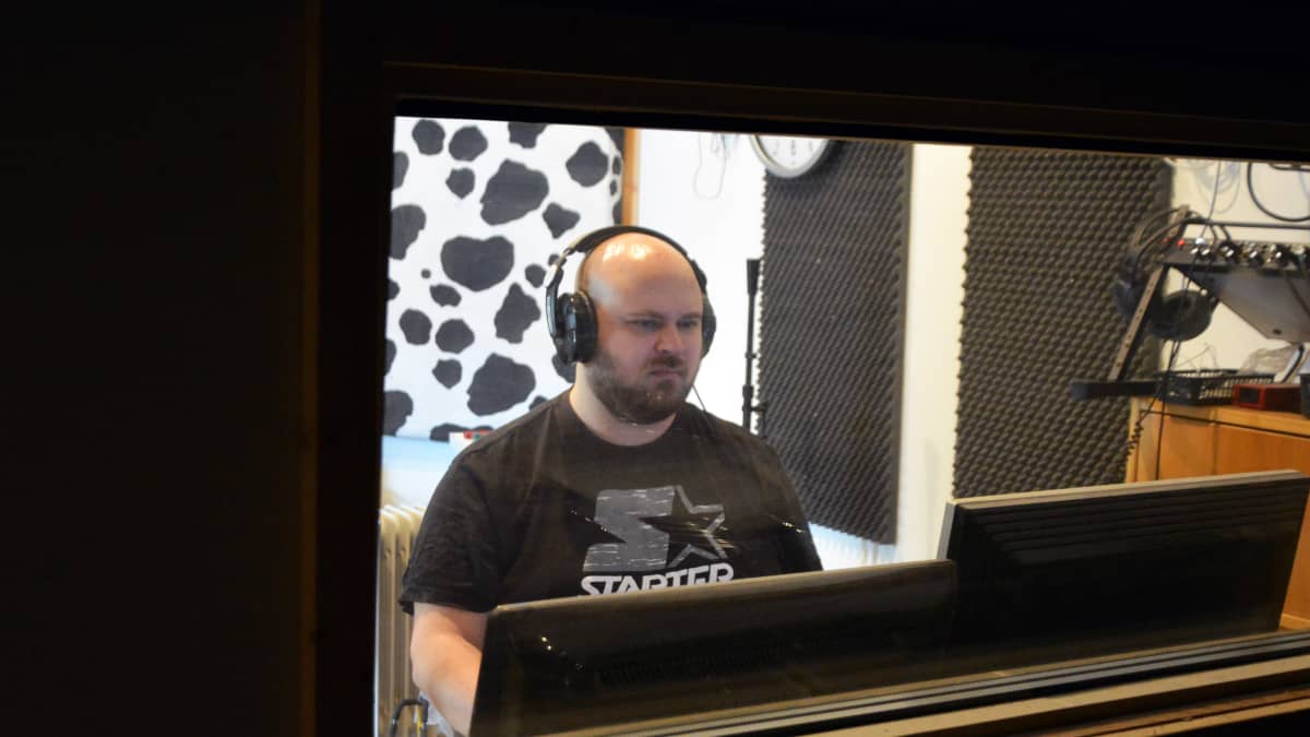 Petri Nakkila istumassa äänitysstudiossaan.