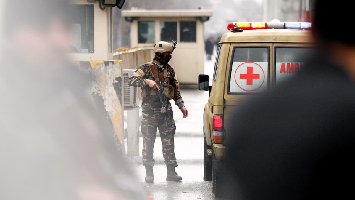 Turvamies tarkastaa ambulanssia Kabulin keskustassa Afganistanissa.