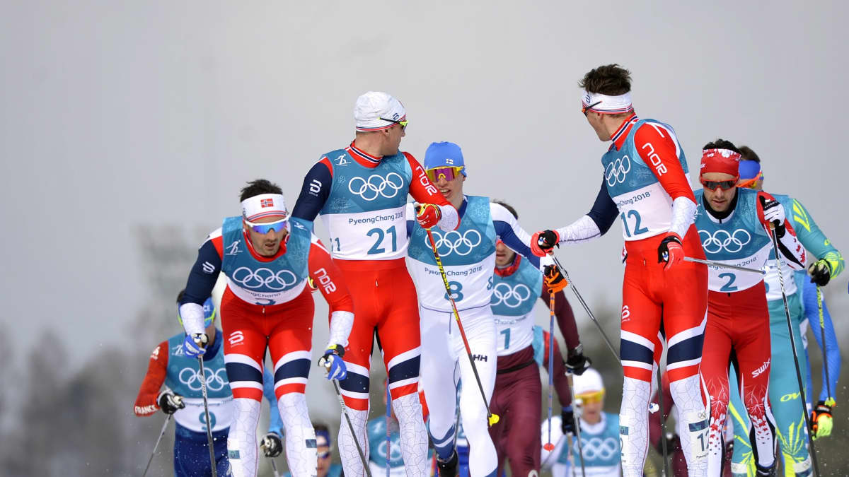 Miesten 50 kilometrin hiihto Korean olympialaisissa. Norjalaiset jonon keulilla.