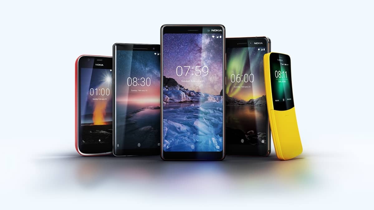 HMD Globalin julkistamat uudet Nokia-puhelimet. Edessä Nokia 8 Sirocco, oikealla reunalla retropuhelinn Nokia 8110.
