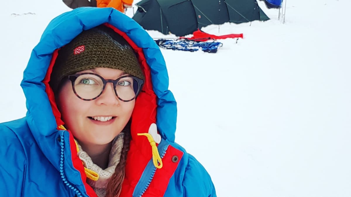 Minna Jakosuo retkellä talvimaisemassa.