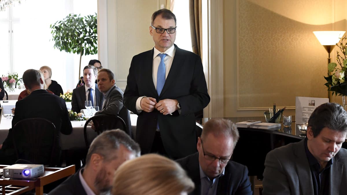 Pääministeri Juha Sipilä politiikan toimittajien lounastilaisuudessa virka-asunnollaan Kesärannassa.