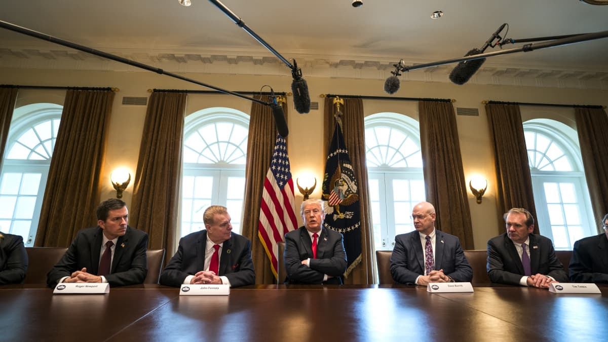 Trump kertoi tuontitulleista tavatessaan teräs- ja alumiiniteollisuuden johtajia 1. maaliskuuta 2018.