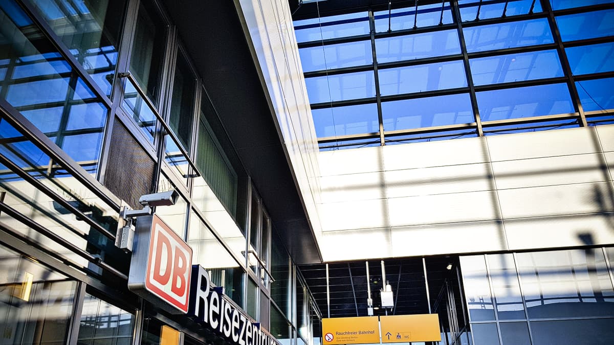 Valvontakamera on asennettu Saksan raideyhtiön Deutsche Bahnin asiakaspalvelun oven yläpuolelle.